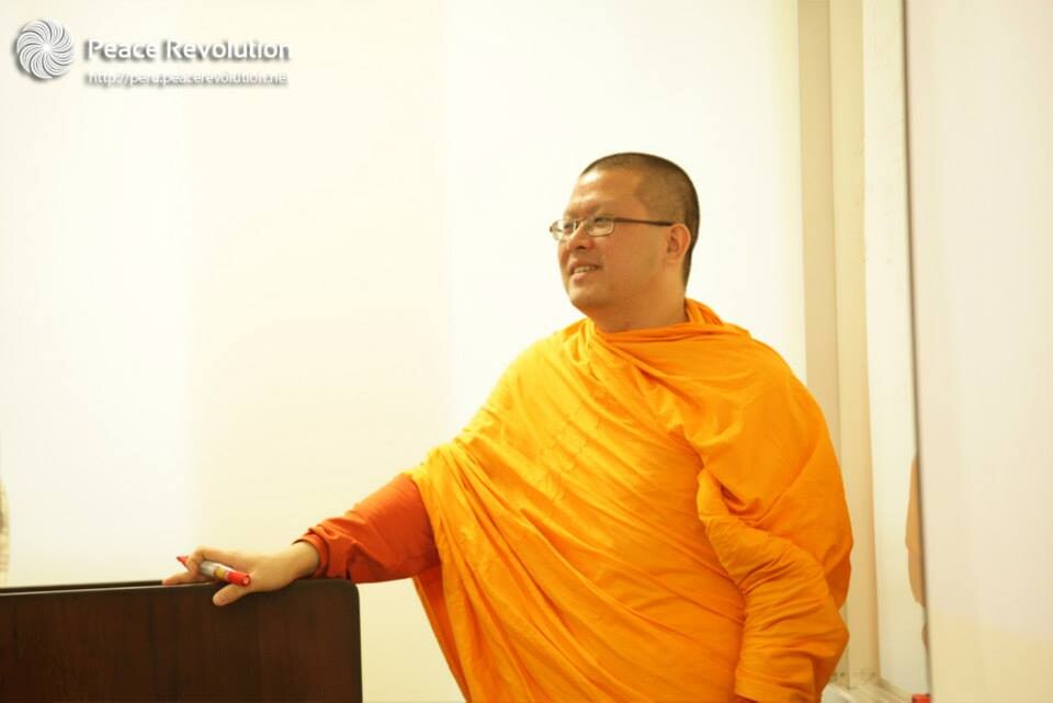 Luang Phi John mantuvo una conversación con los alumnos de la Universidad del Pacífico.