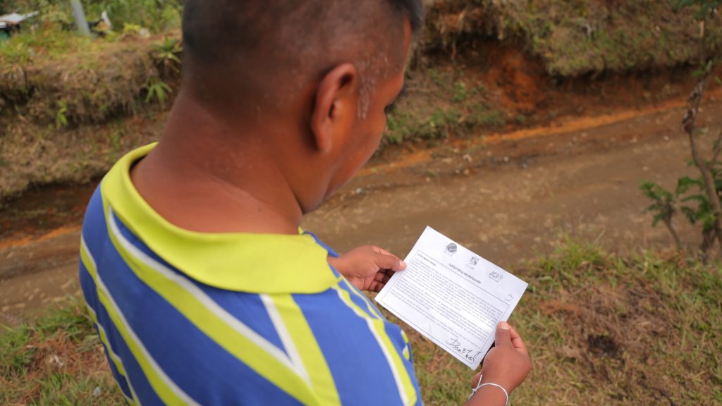 Ex combatiente de las FARC leyendo una carta por la reconciliación