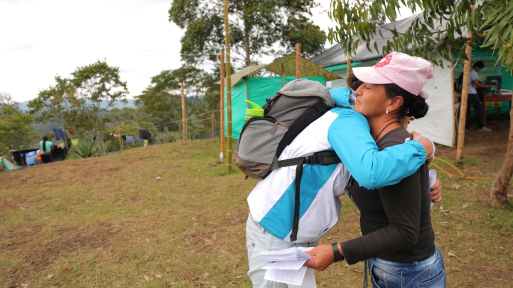 Abrazo de reconciliación entre ex combatiente y estudiante