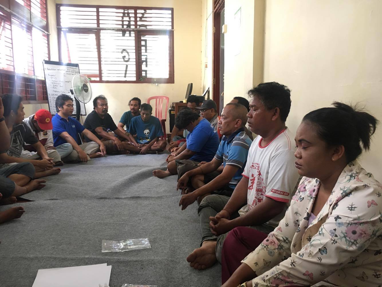 Peace Architect Dora guiding a meditation session in Indonesia on "Meditation and Art" http://rumahberdaya.net/
