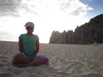 Fernanda Cassarin meditating